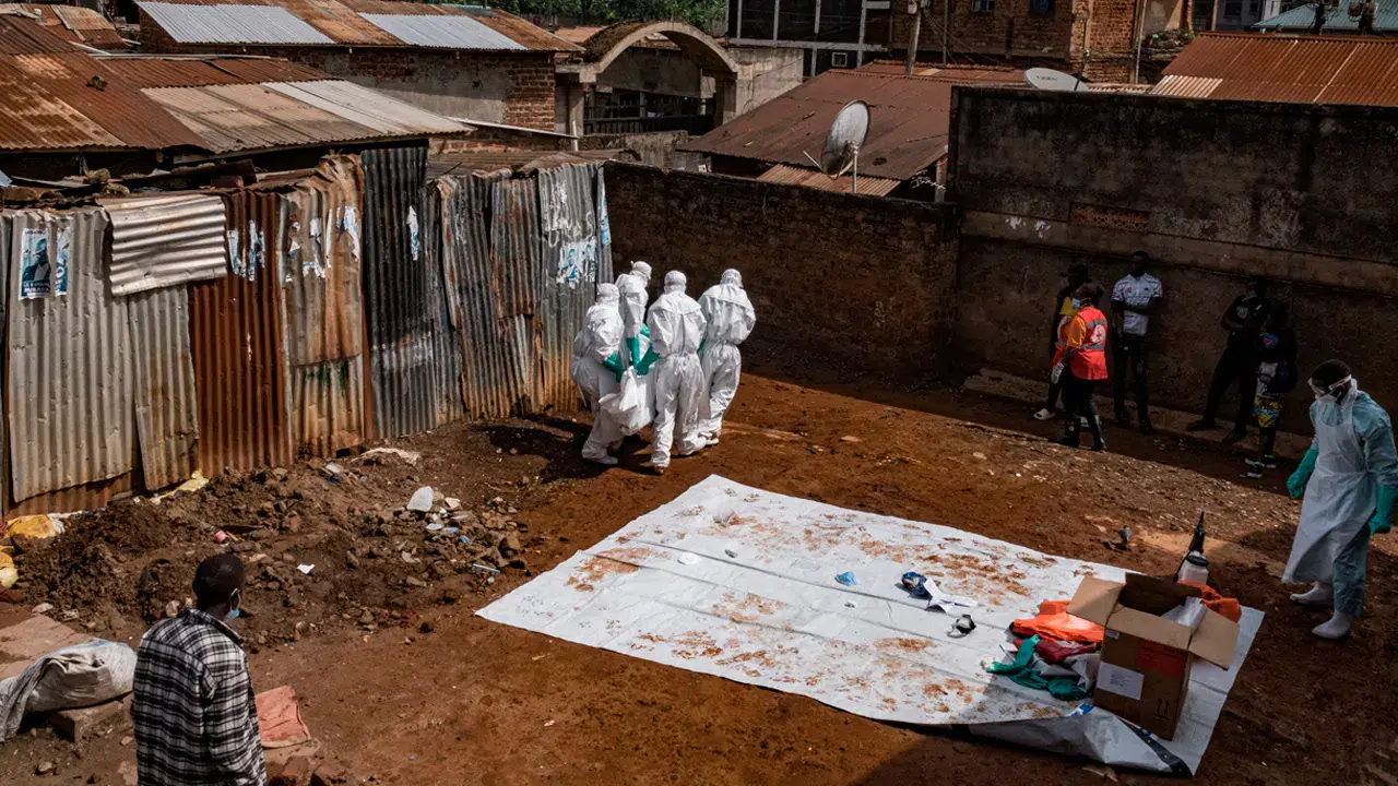 Ebola paniği büyüyor: Uganda, Kongo sınırını kapatarak karantina kararı aldı