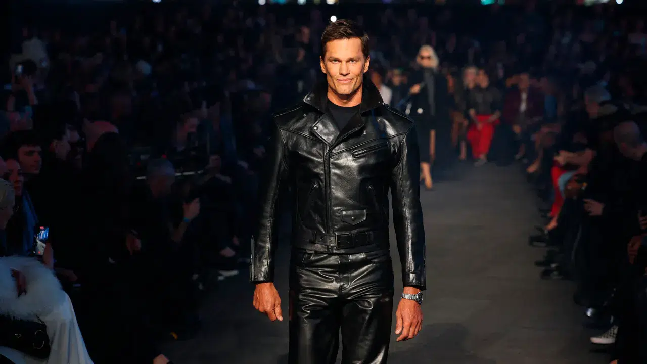 Efsanevi sporcu podyumda: Tom Brady, Gucci defilesine damga vurdu