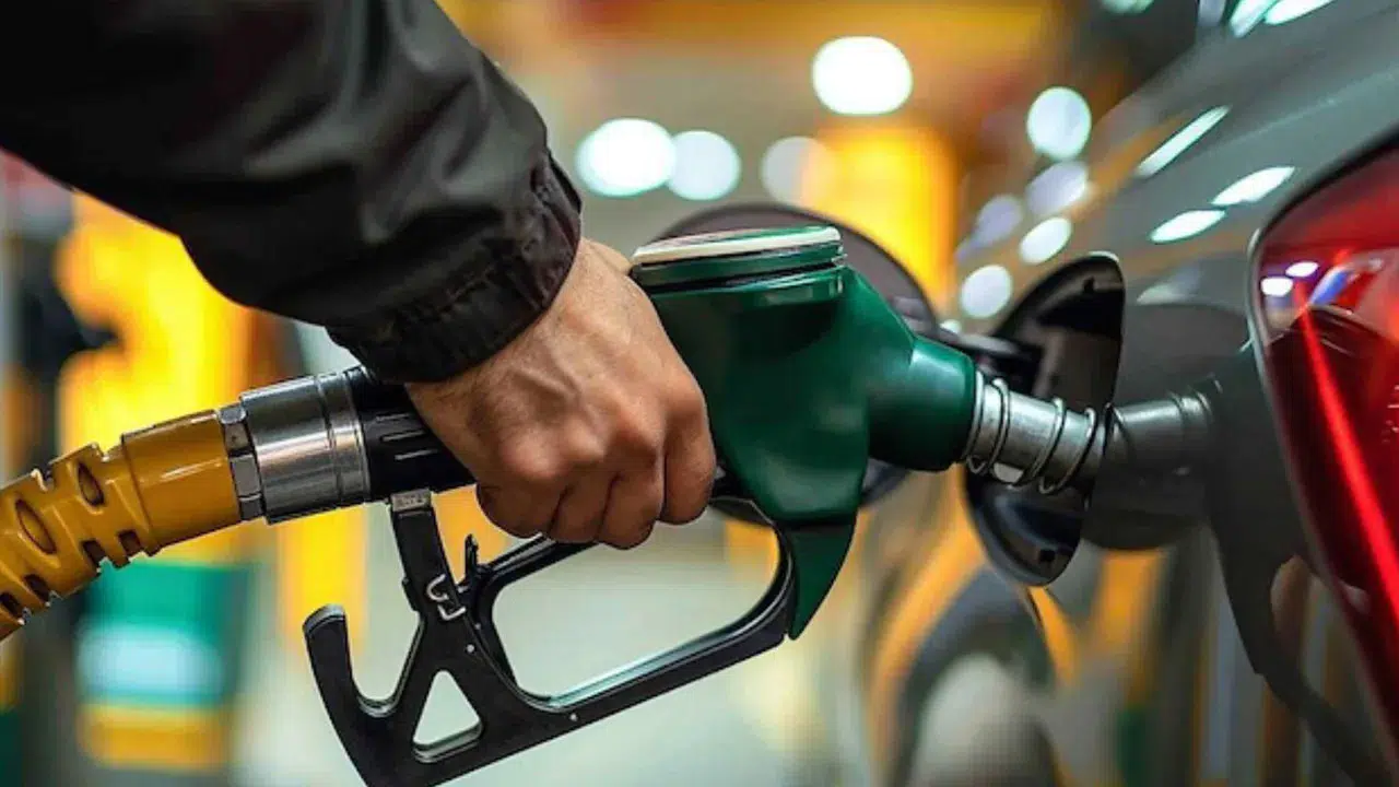 Akaryakıta bu gece indirim geliyor: Benzin fiyatlarında 3,27 TL’lik düşüş beklentisi