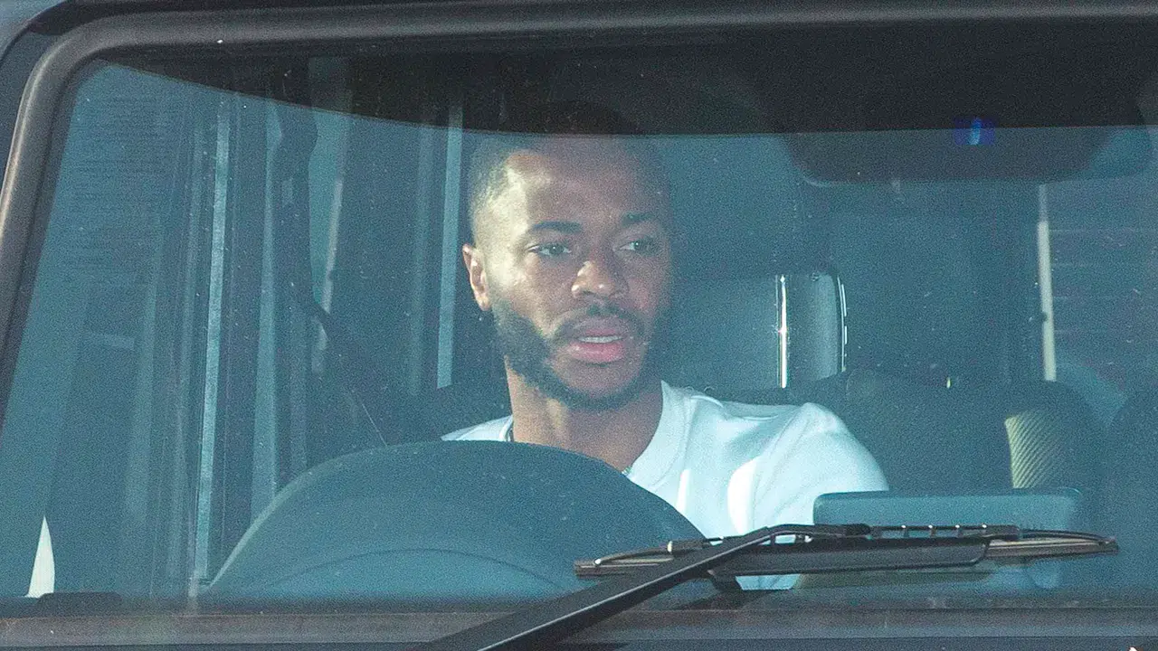 Zirveden dibe uzanan yolculuk: Raheem Sterling lüks otomobiliyle otoyol bariyerlerine çarptı