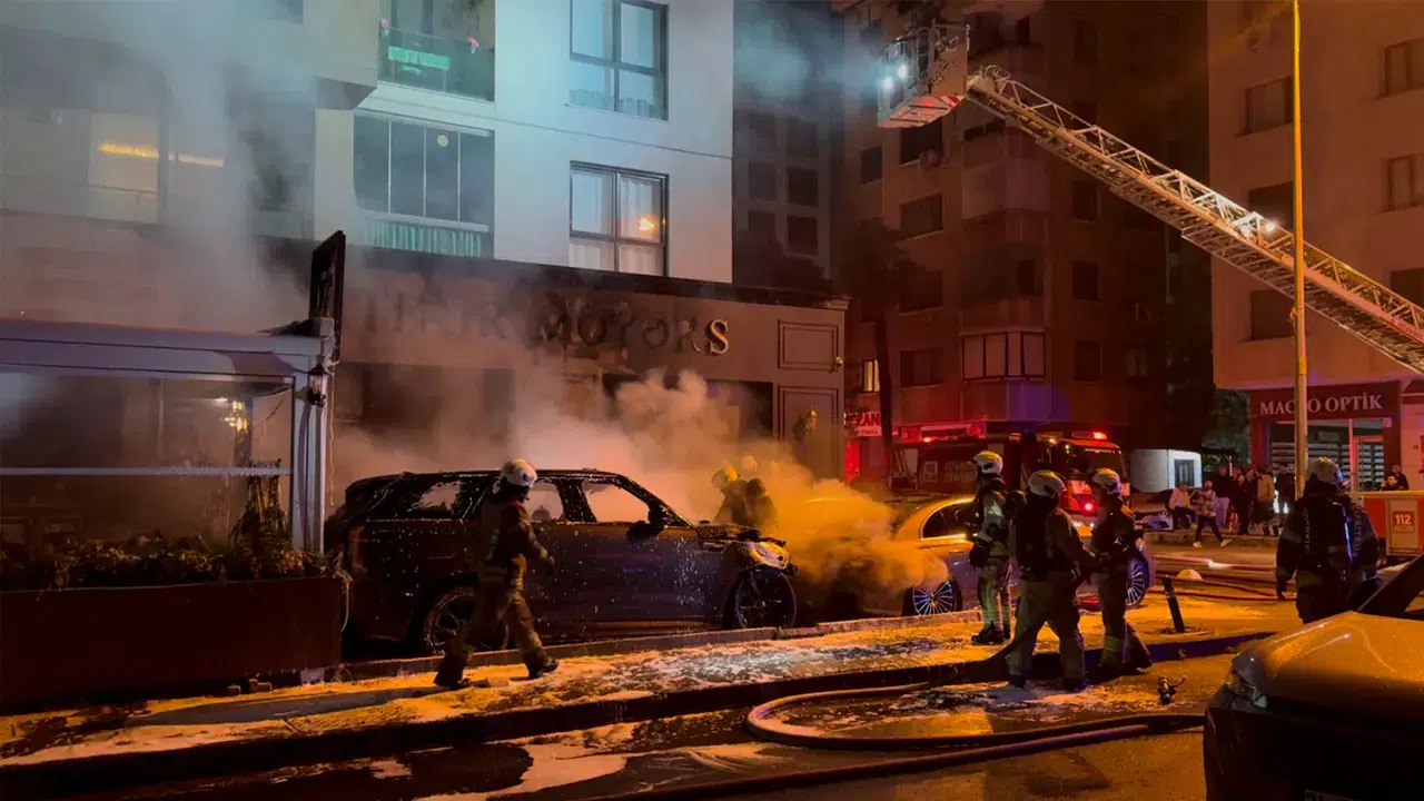 Kadıköy'de oto galeride korkutan yangın: 4 araç küle döndü