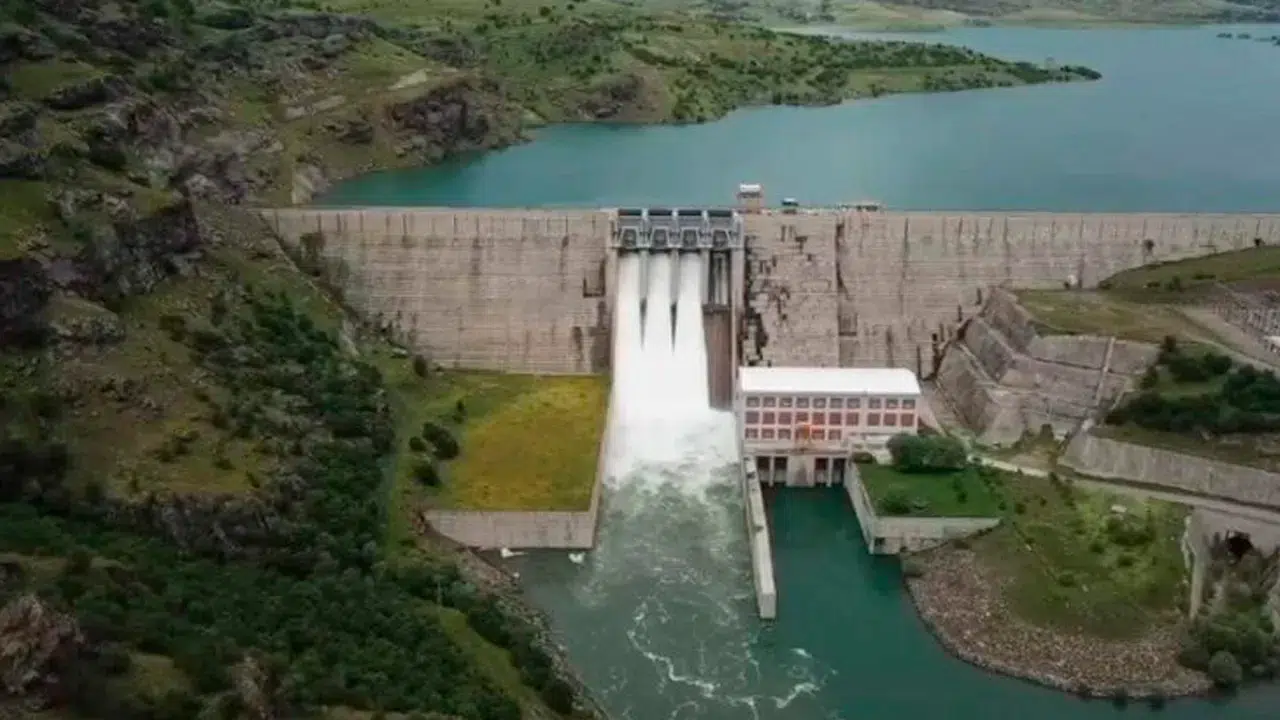 Elazığ'da yağışların ardından Pembelik Barajı'nın da kapakları açıldı