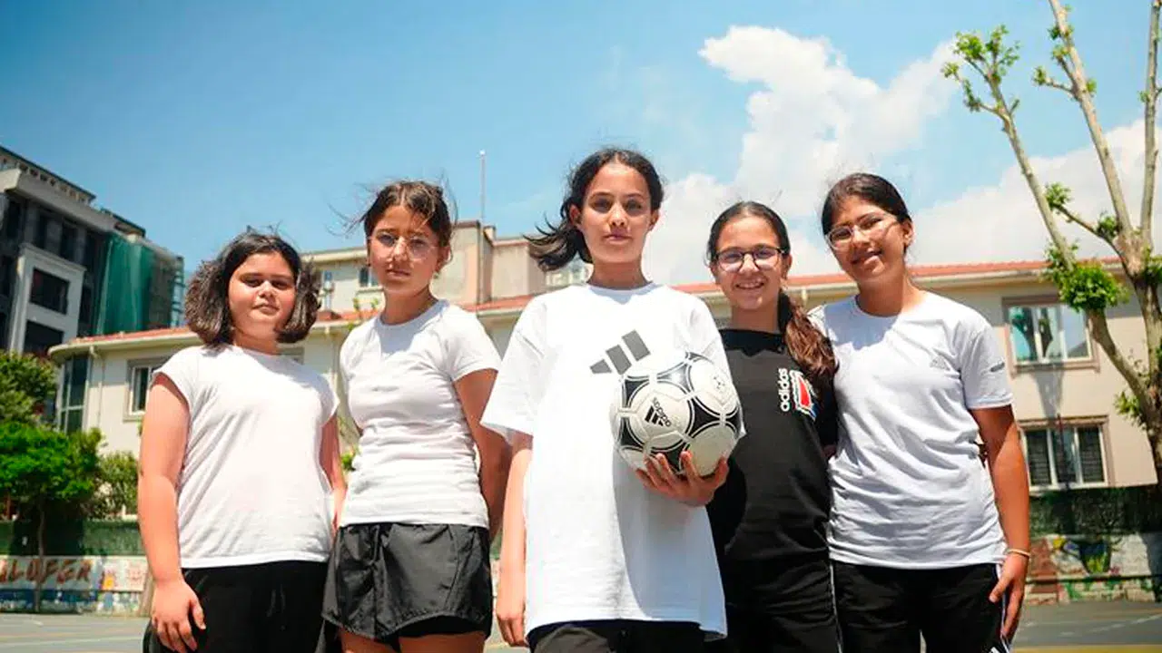 Yeşil sahada ezber bozan kızlar: Bariyerleri futbolla yıkıyorlar