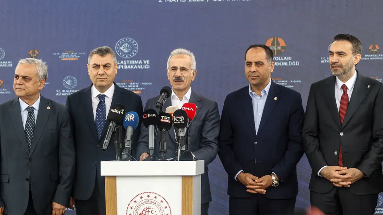 Bakan Uraloğlu müjdeyi verdi: Çeşmeli-Kızkalesi otoyolu yıl sonunda açılıyor