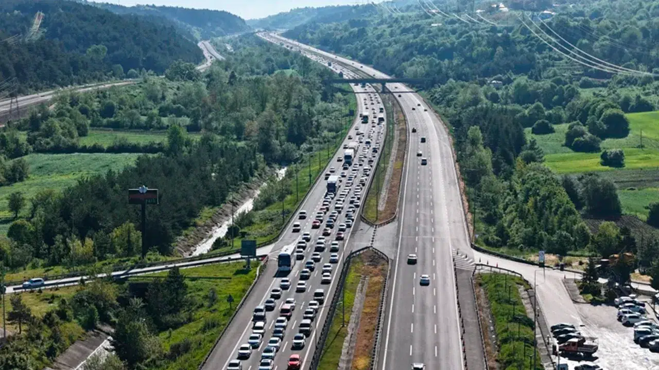 Tatilcilerin dönüş çilesi erken başladı: Bolu geçişinde trafik durma noktasına geldi