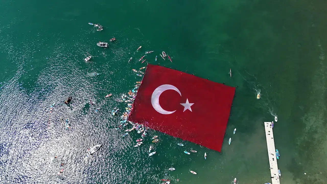 Sapanca Gölü’nde 1923 metrekarelik Türk bayrağı açıldı