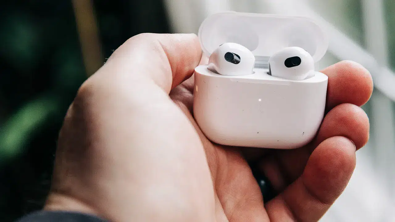 Apple’dan bir ilk: Kameralı AirPods geliyor