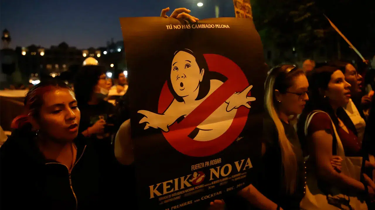 Peru'da Keiko Fujimori karşıtı protestolar: Binlerce kişi sağcı adaya karşı sokağa döküldü