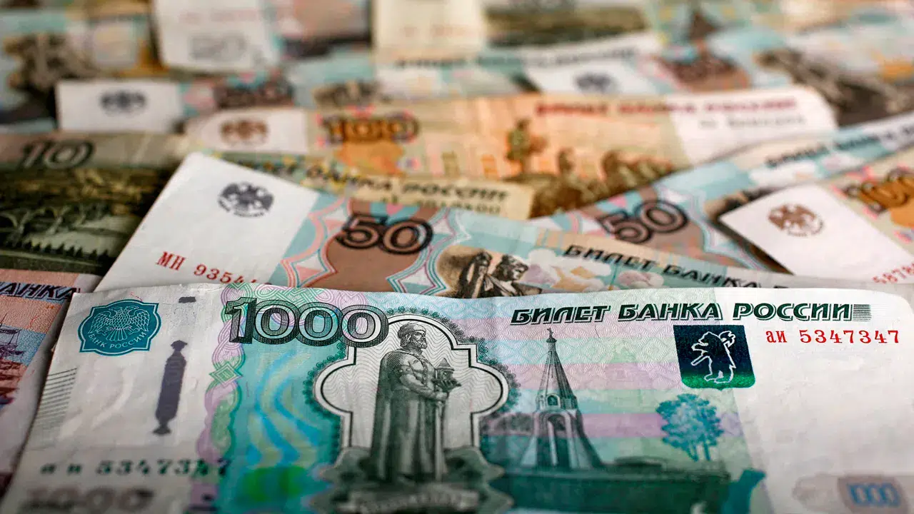 Moskova'da güçlü para alarmı: Rublenin zirveye tırmanışı bütçeyi sarsıyor