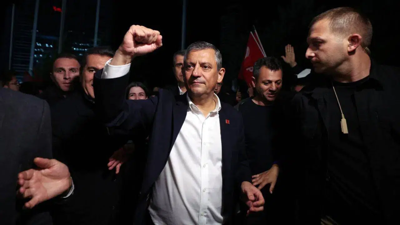 Özgür Özel: Partiden ayrılmayacağız