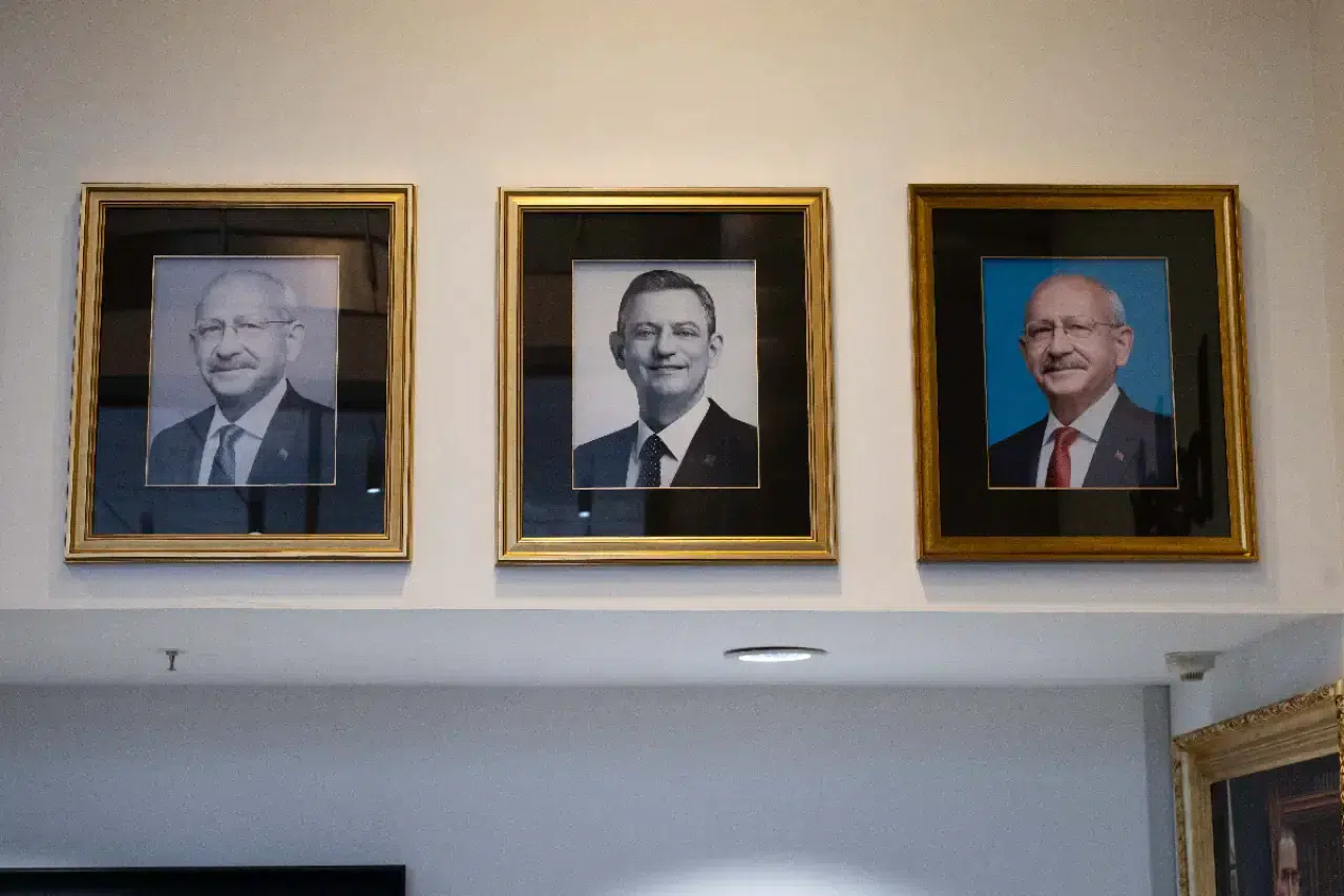 Kılıçdaroğlu’nun fotoğrafı CHP Genel Merkezi’ne asıldı: Özgür Özel detayı dikkat çekti
