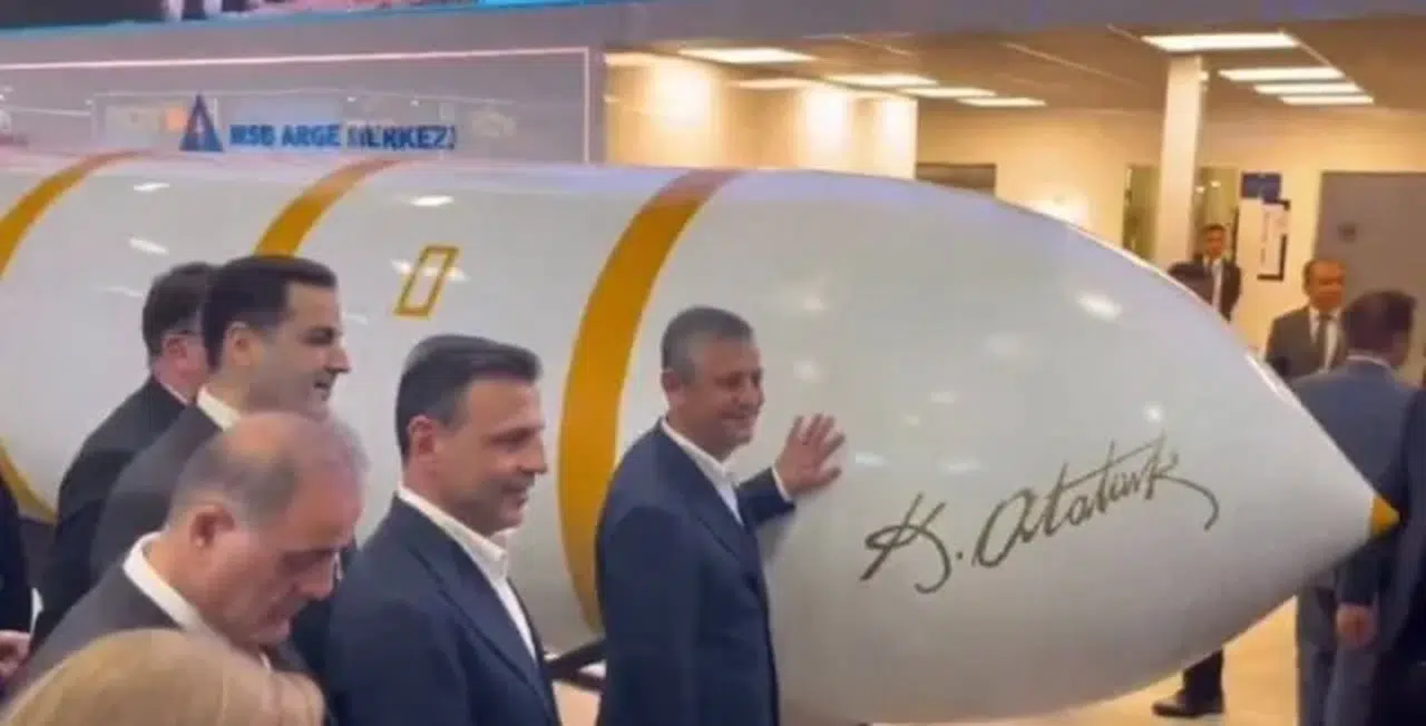 CHP Genel Başkanı Özgür Özel SAHA 2026'da KAAN ve Yıldırımhan'ı inceledi