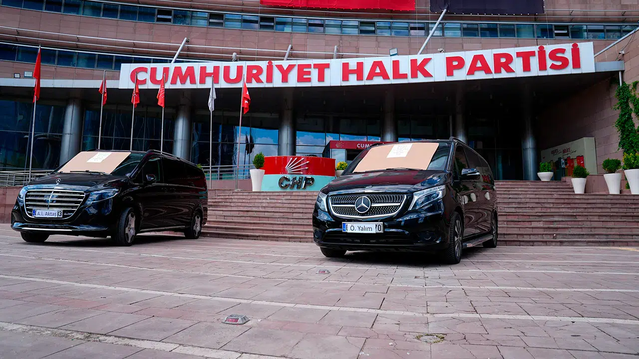 CHP Genel Merkezi önünde "haram araç" gerilimi: Kılıçdaroğlu sergiledi, Özel cephesinden sert yanıt geldi