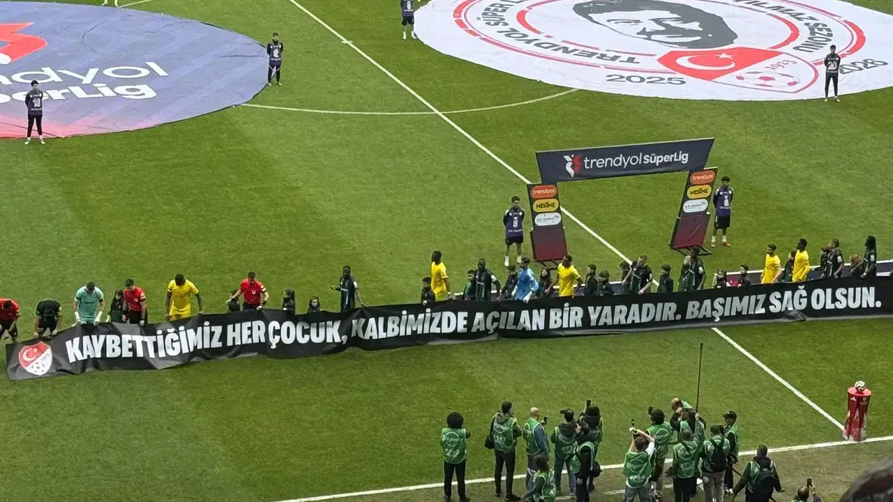 TFF’den yeni karar: Maçlarda pankartla çıkış uygulaması kaldırıldı