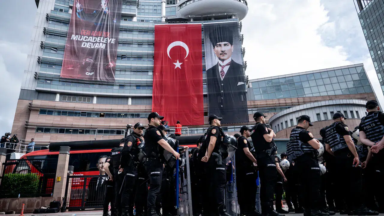 Edebiyat dünyasından CHP kararına ortak tepki: 262 yazardan 'mutlak butlan' bildirisi