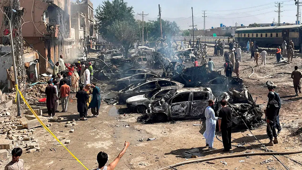 Pakistan'da askeri treni hedef alan bombalı saldırı: Çok sayıda ölü ve yaralı var