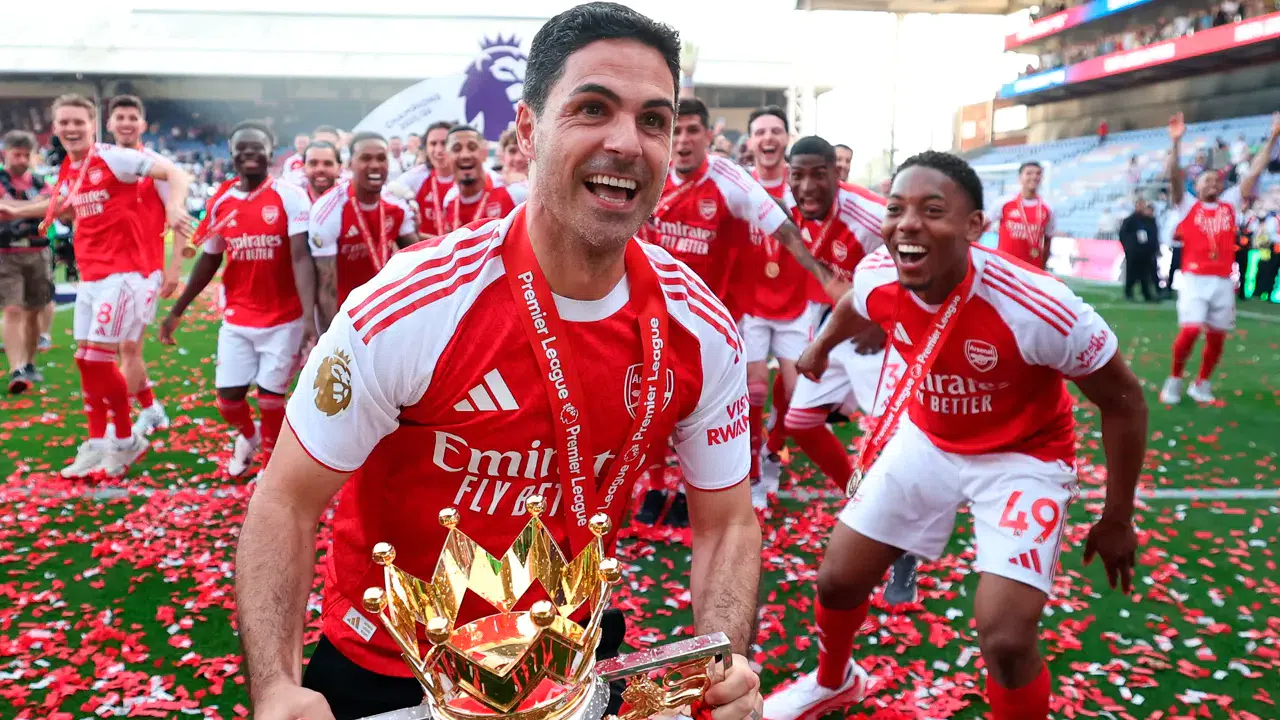 Arsenal'ı 22 yıl sonra zafere taşıyan Mikel Arteta, İngiltere'de yılın teknik direktörü oldu