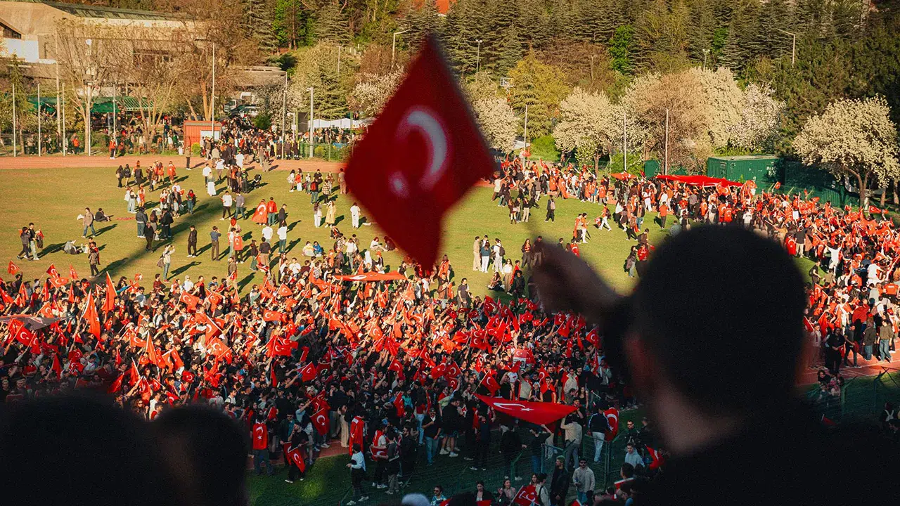 ODTÜ’de bayrak yürüyüşü: Devrim Stadyumu’nda gerilim sonrası protesto