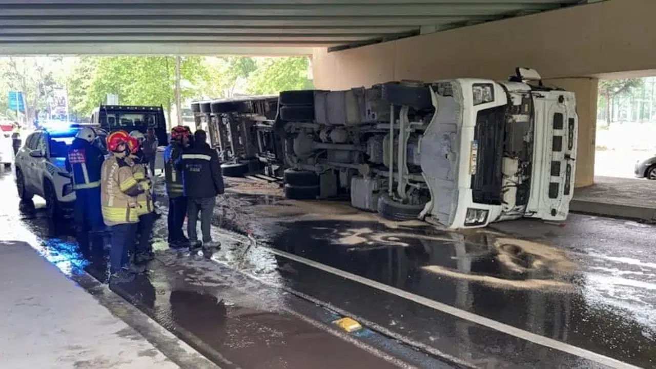 Bakırköy’de tır üstgeçide çarptı: Araç devrildi, sürücü yaralandı