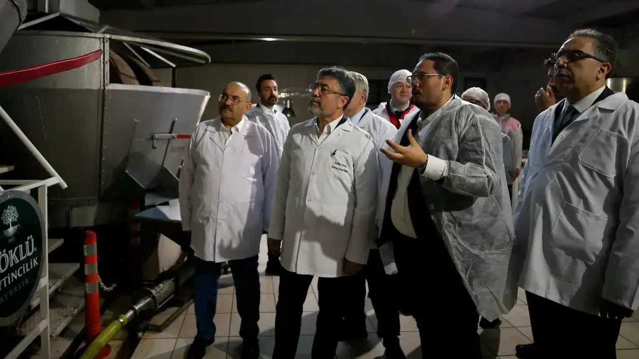 Bakan Yumaklı'dan yapay et tartışmalarına son nokta: Türkiye'ye giremez