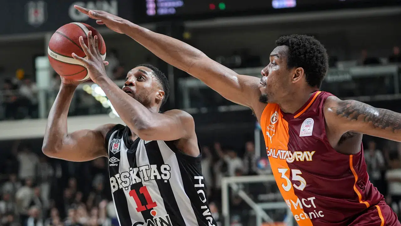 Beşiktaş, derbide Galatasaray'ı farklı yenerek seride öne geçti