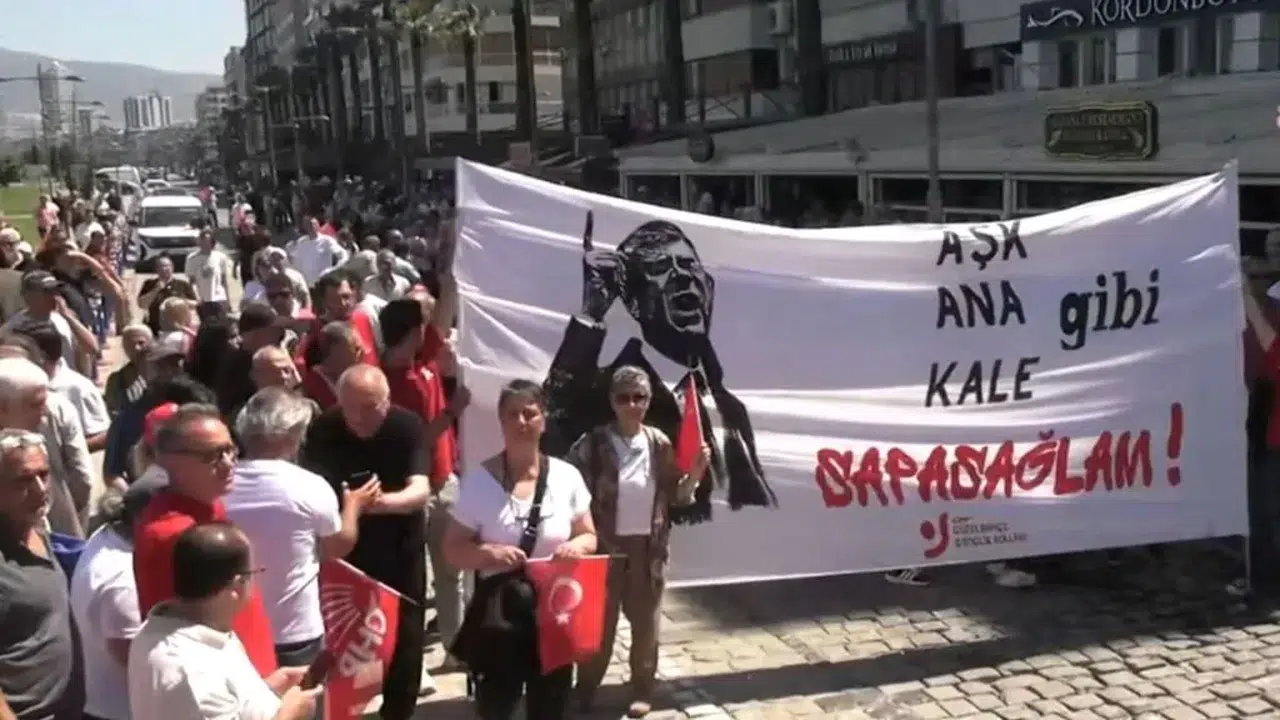 İzmir’de Özgür Özel miting çağrısı sonrası Cumhuriyet Meydanı ablukaya alındı, polis müdahale etti