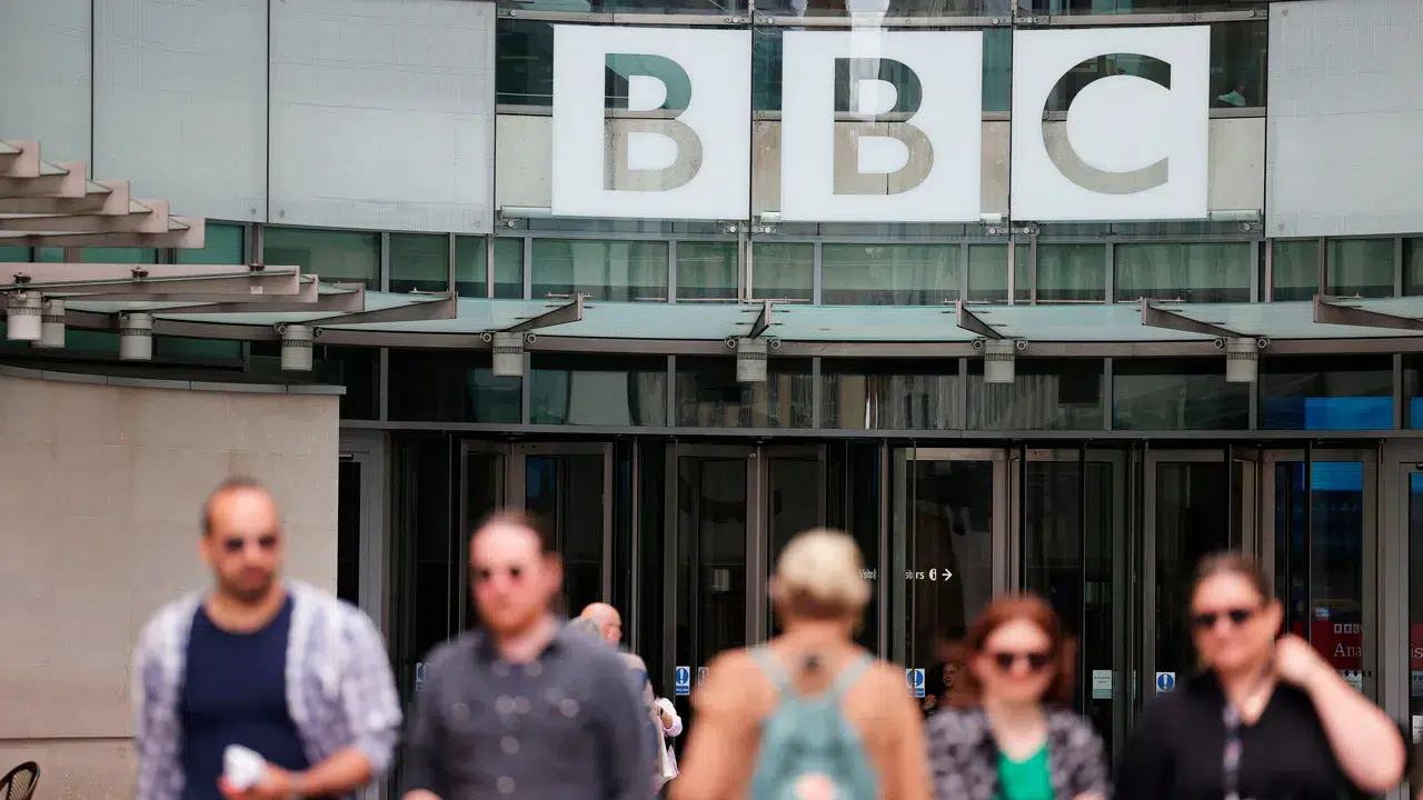 BBC'de fiziksel saldırı skandalı: Üst düzey sunucu kadın meslektaşının bileğini kırdı
