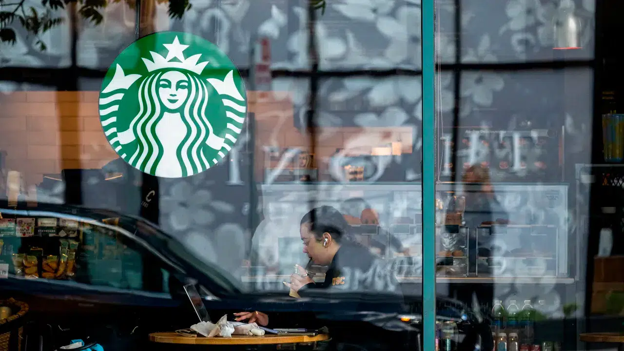Starbucks CEO'su gerçeklikten koptu: 9 dolarlık kahveyi 'uygun fiyatlı' ilan etti