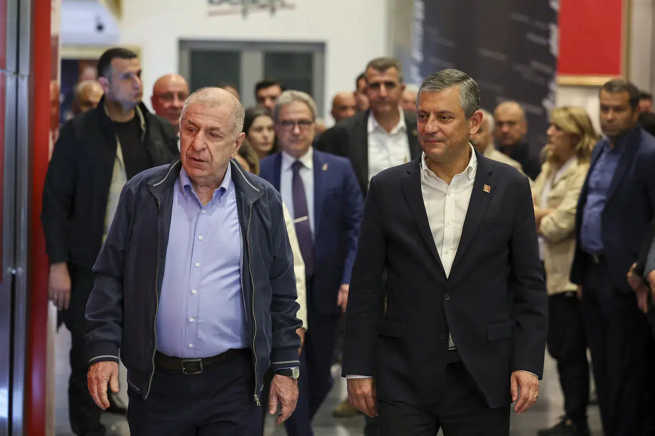 Ümit Özdağ’dan CHP Genel Merkezi’nde destek mesajı: “Mücadelenizde yanınızdayız”