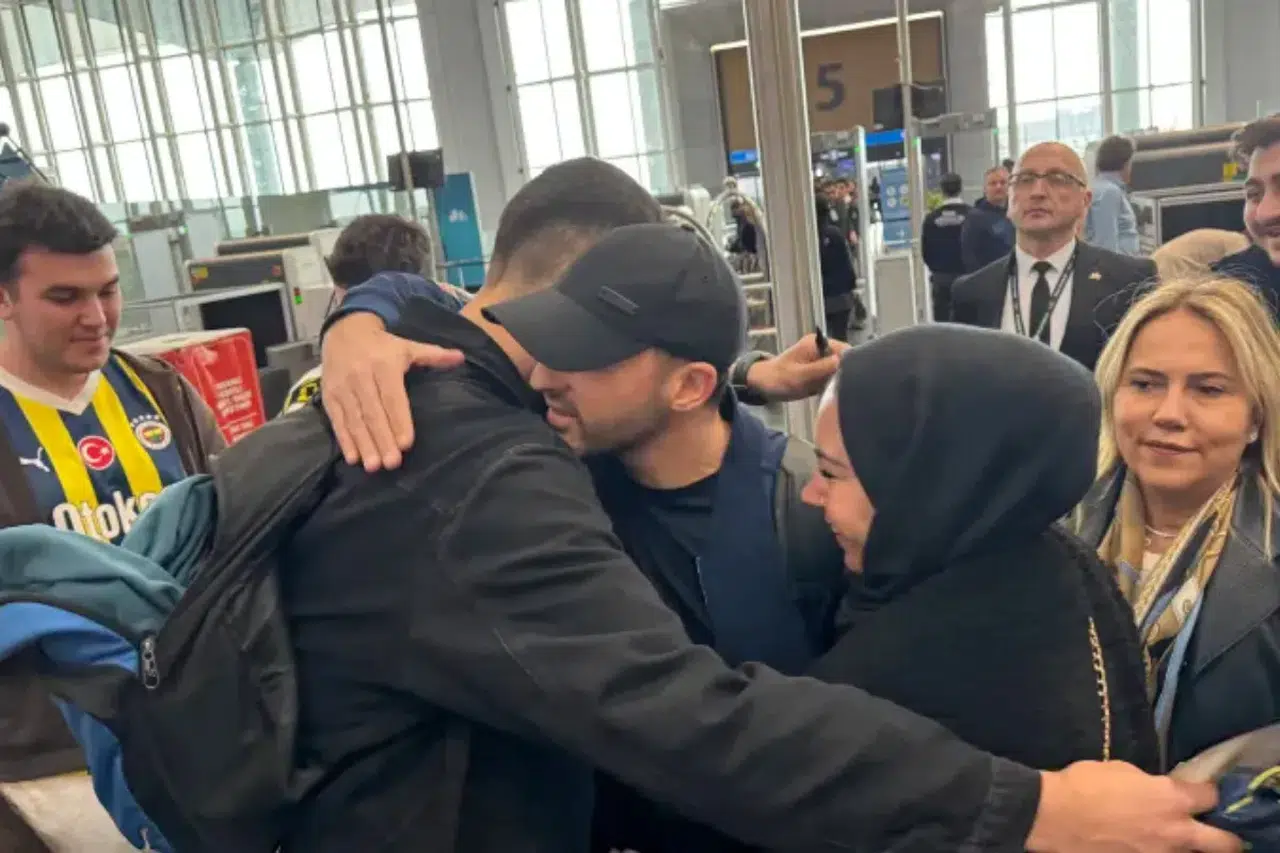 Domenico Tedesco, Fenerbahçe taraftarları tarafından çiçek ve tezahüratlarla uğurlandı