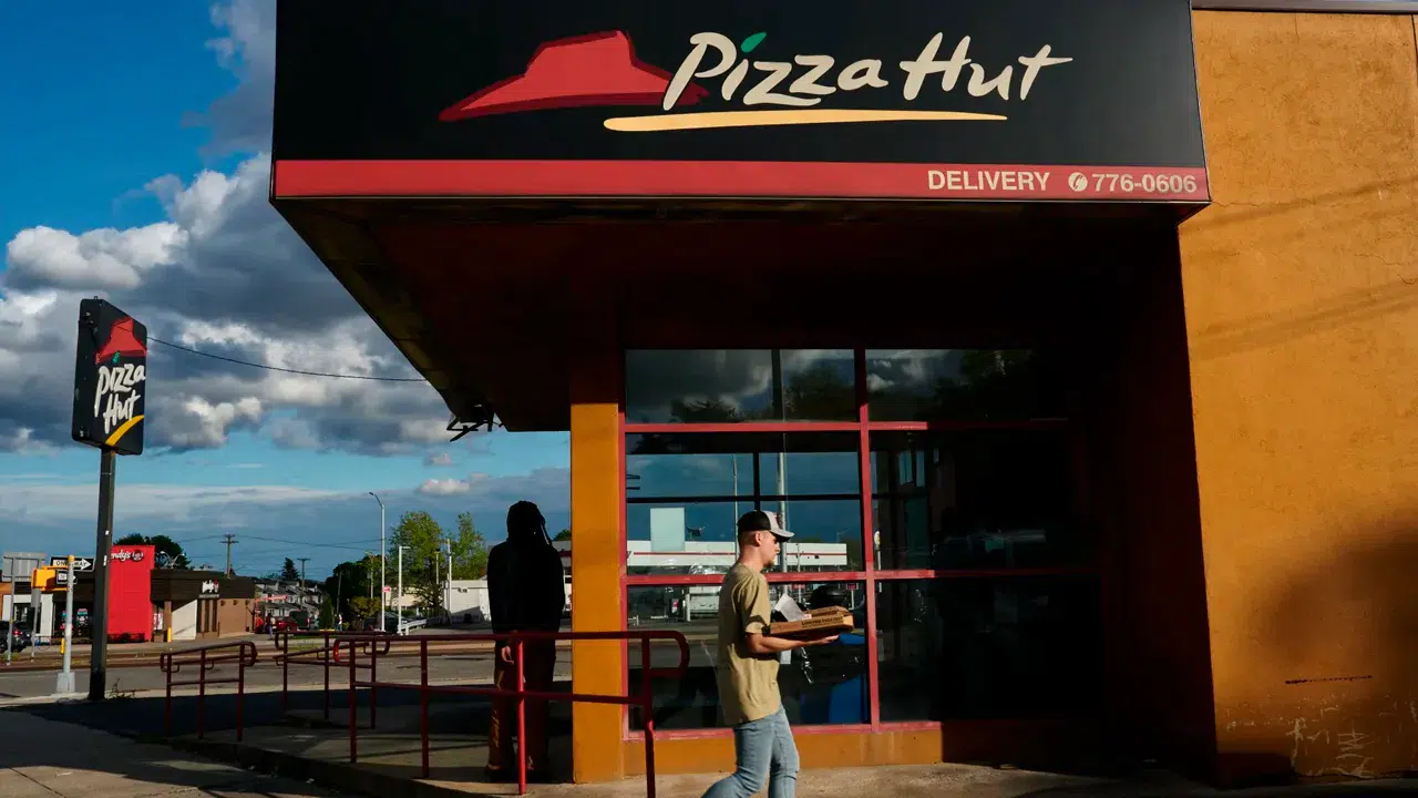 Dünyaca ünlü pizza zinciri el değiştiriyor: Yum! Brands ile LongRange Capital masada