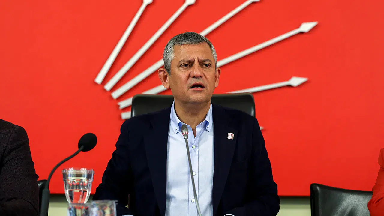 Özgür Özel'den polis müdahalesi sırasında videolu mesaj: Sonuna kadar direneceğiz