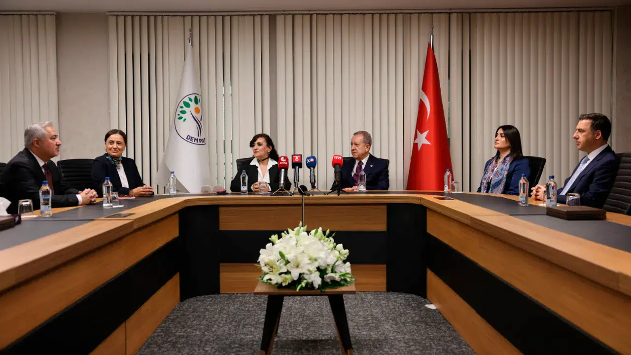 Siyasi partiler arası bayramlaşmada dikkat çeken zirve: MHP heyeti DEM Parti'yi ziyaret etti