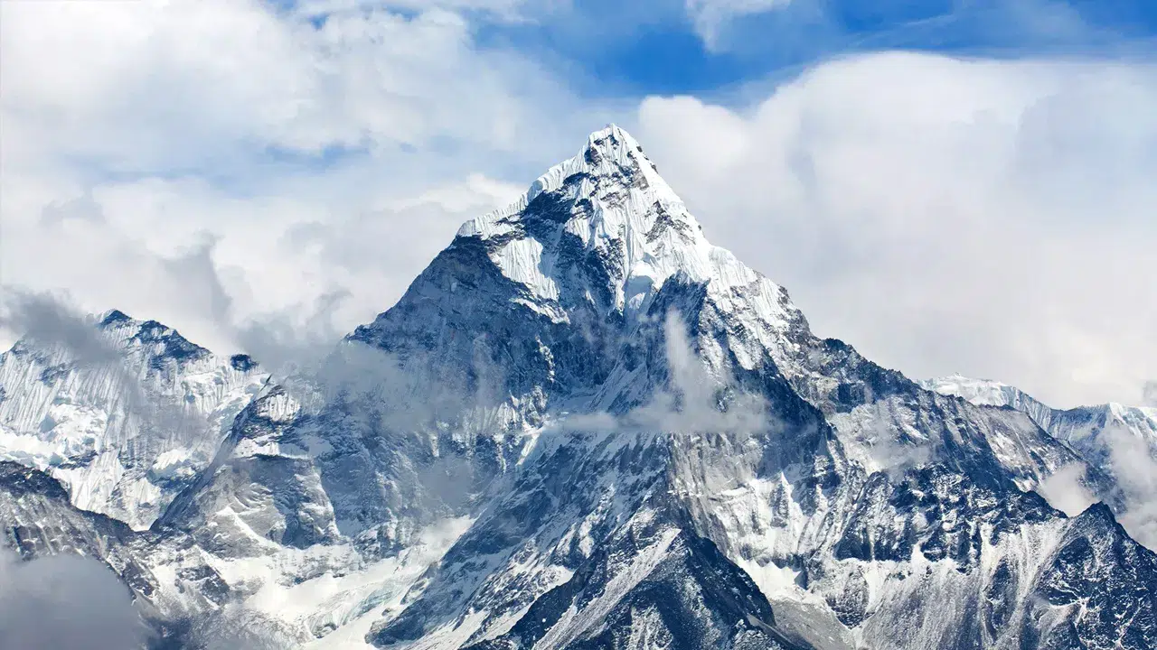Everest Dağı’nda rekor: Bir günde 274 dağcı zirveye ulaştı
