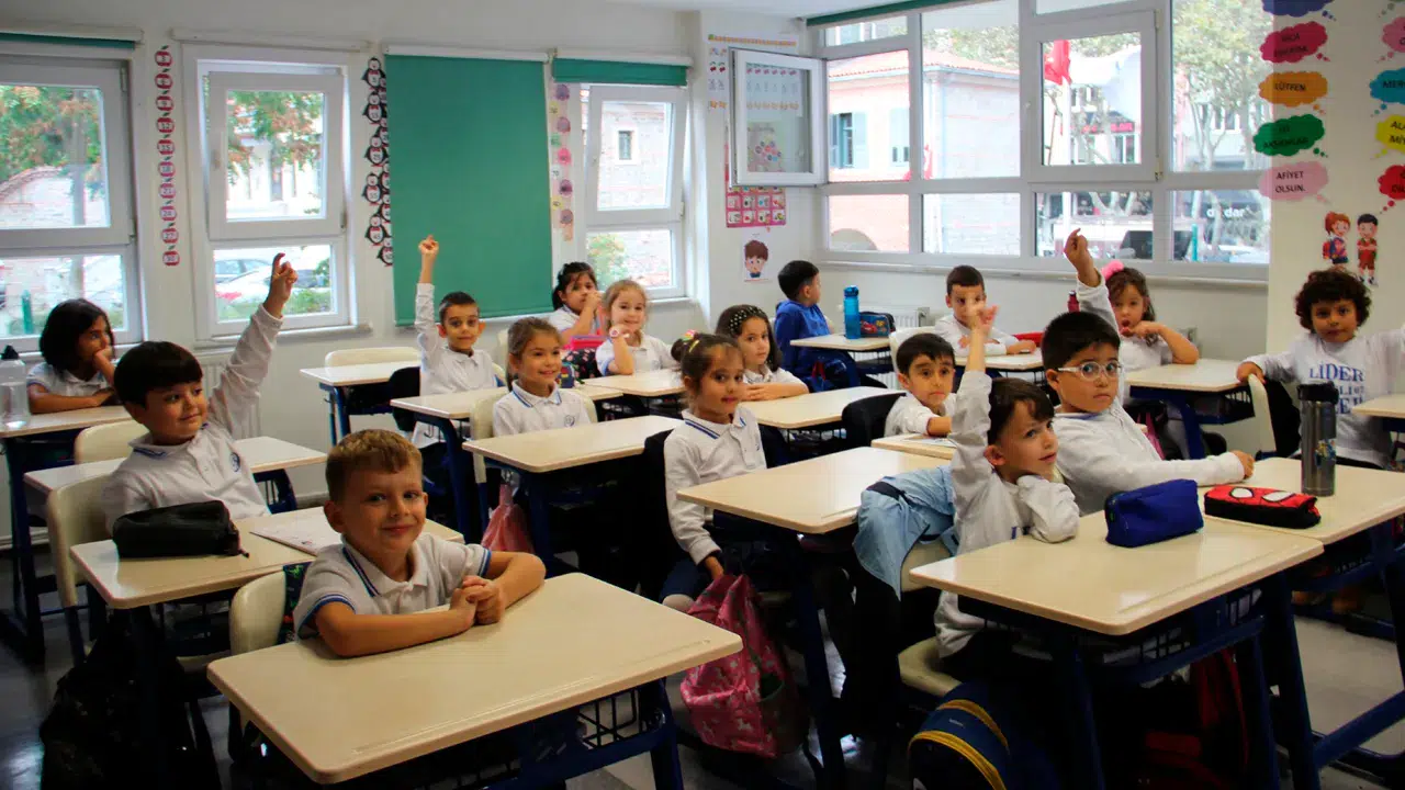 Milyonlarca öğrenci ve veli gün sayıyor: Okullar ne zaman kapanacak, karneler hangi tarihte verilecek?