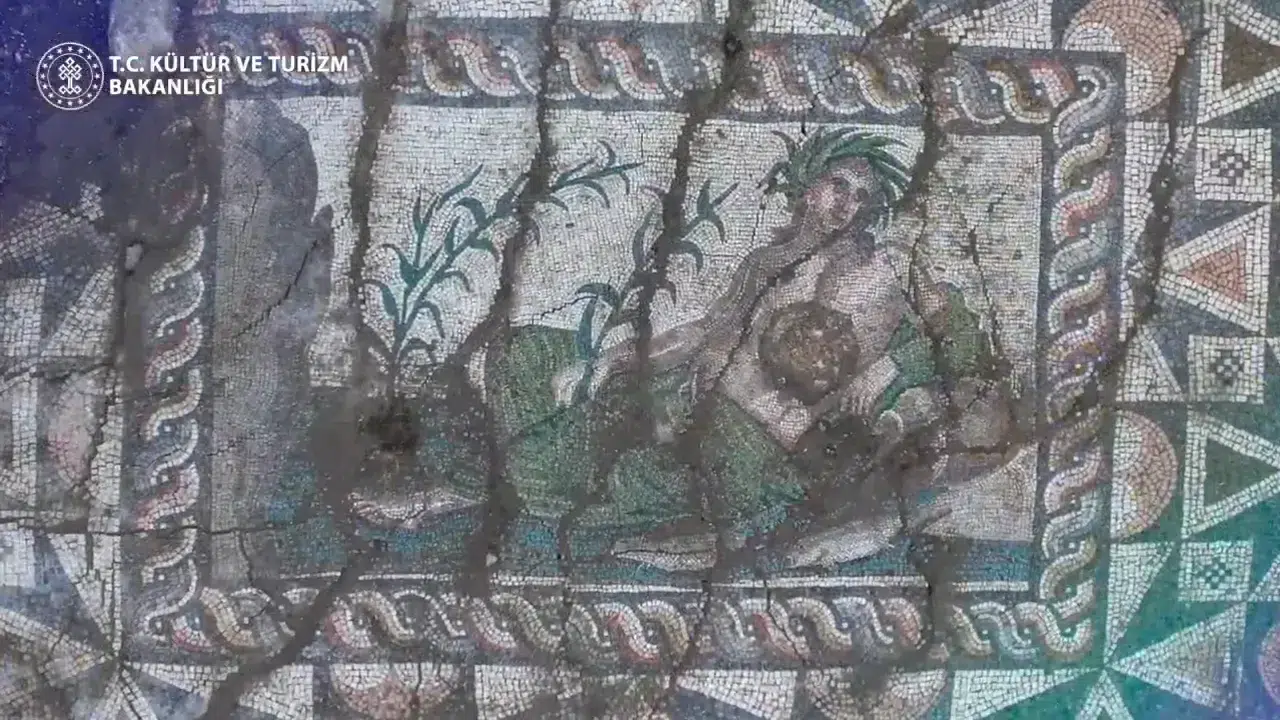Aspendos’ta tarihi keşif: Genç Eurymedon Nehir Tanrısı mozaiği gün yüzüne çıkarıldı