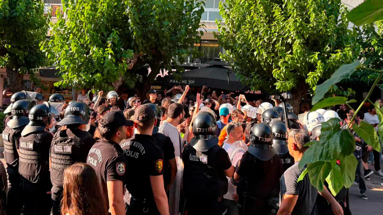 Yasak kararlarına rağmen Kadıköy'de Onur Yürüyüşü düzenlendi: Çok sayıda gözaltı var