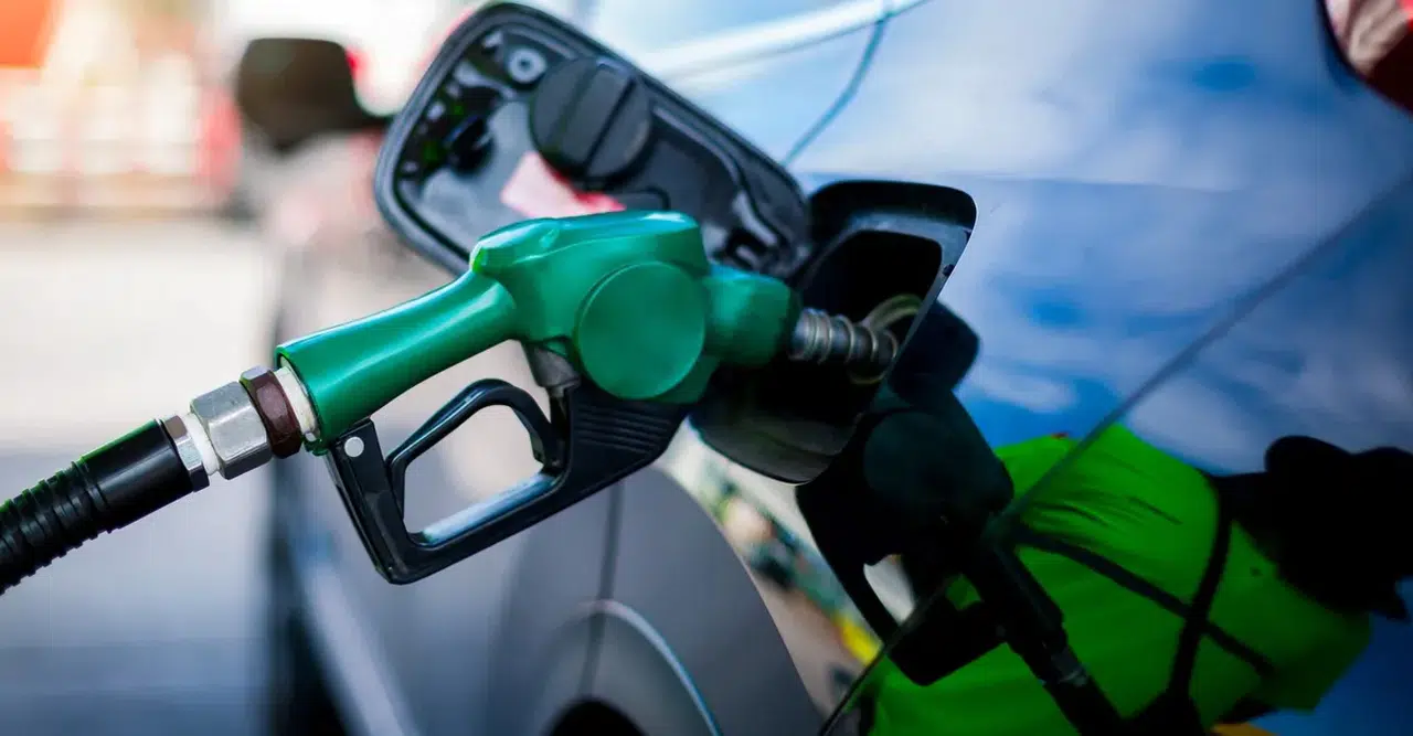 Akaryakıta indirim geldi: Benzin ve motorin fiyatları değişti, tabelalar güncellendi
