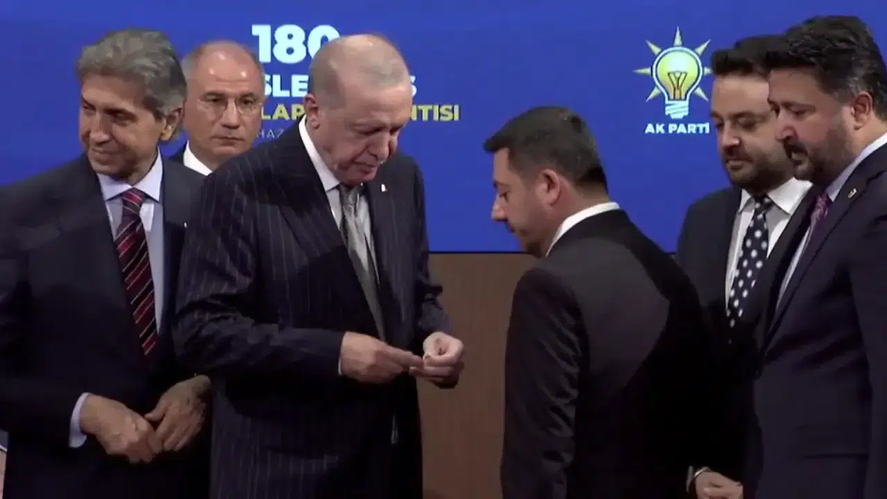 3 belediye başkanı AK Parti’ye katıldı: Rozetleri Cumhurbaşkanı Erdoğan taktı