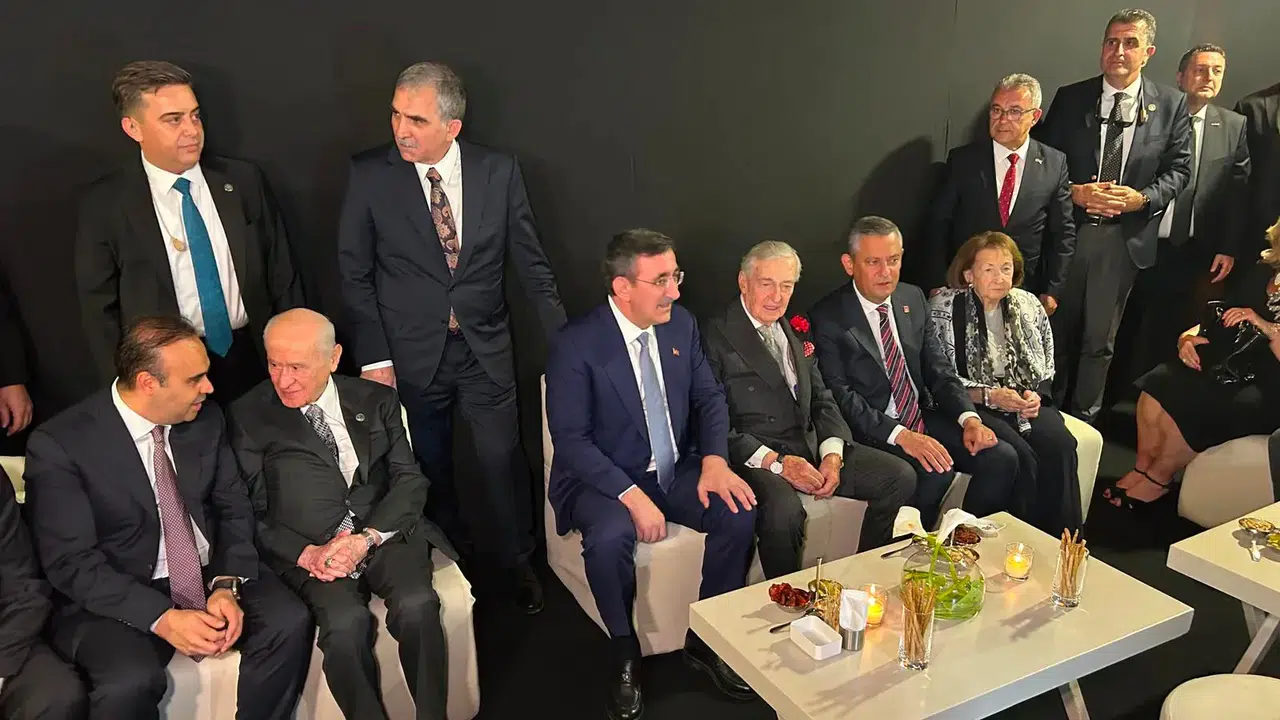 Koç Topluluğu'nun 100. yıl kutlamasında dikkat çeken buluşma: Bahçeli ve Özel bir araya geldi