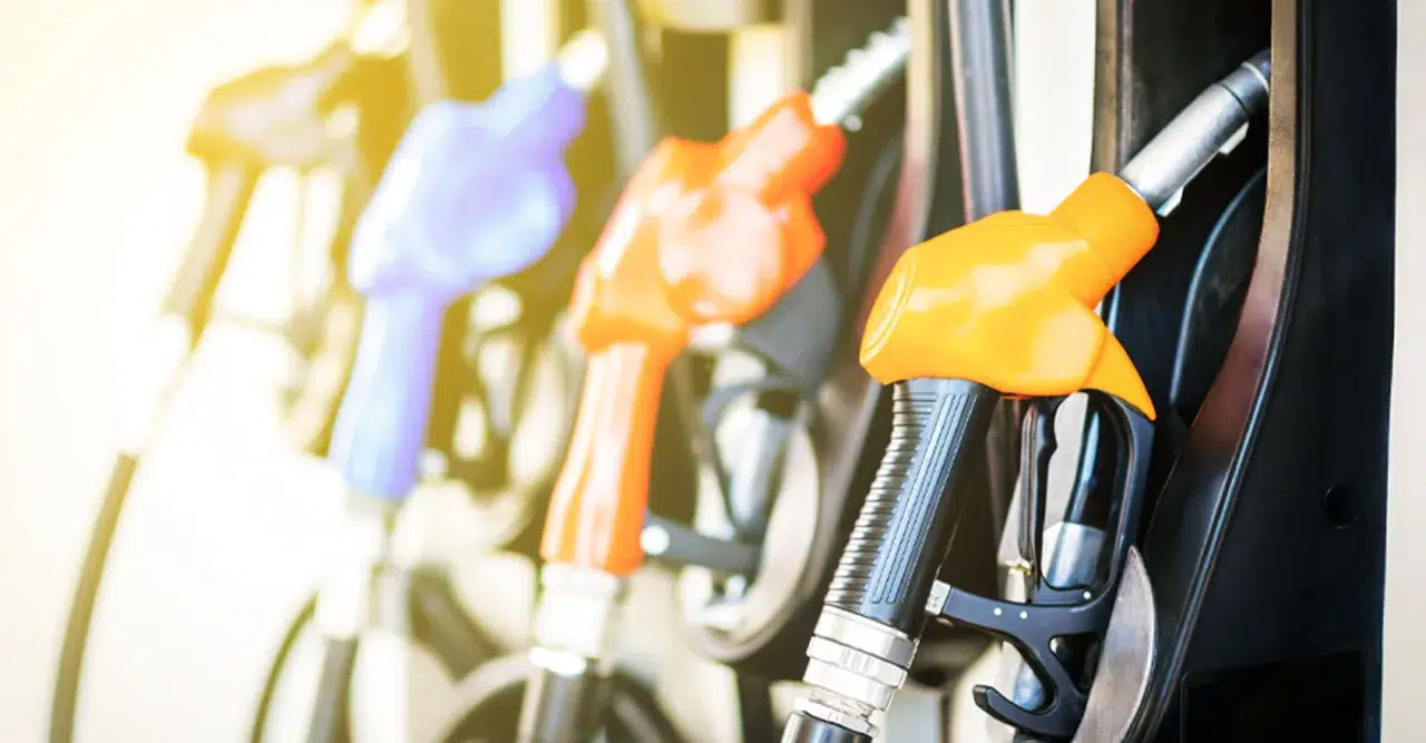 Akaryakıta çifte indirim geldi: Benzin ve motorin fiyatları gece yarısı düştü