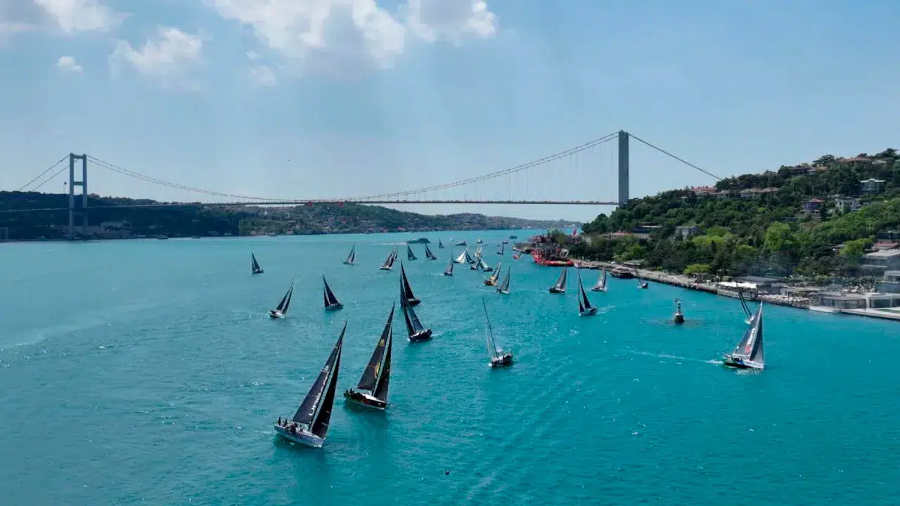 İstanbul Boğazı gemi trafiğine çift yönlü kapatıldı