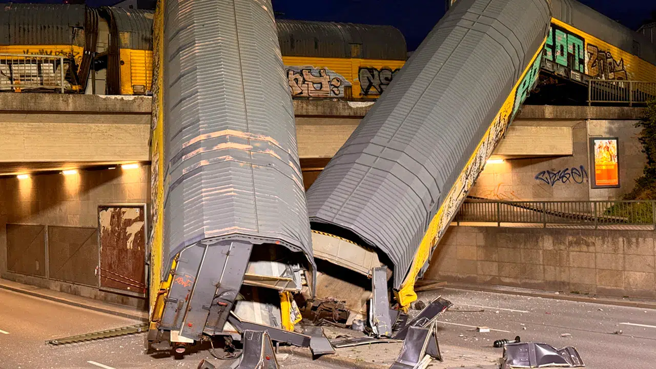 Münih'te iki yük treni çarpıştı: Vagonlar köprüden düştü, bir ölü var