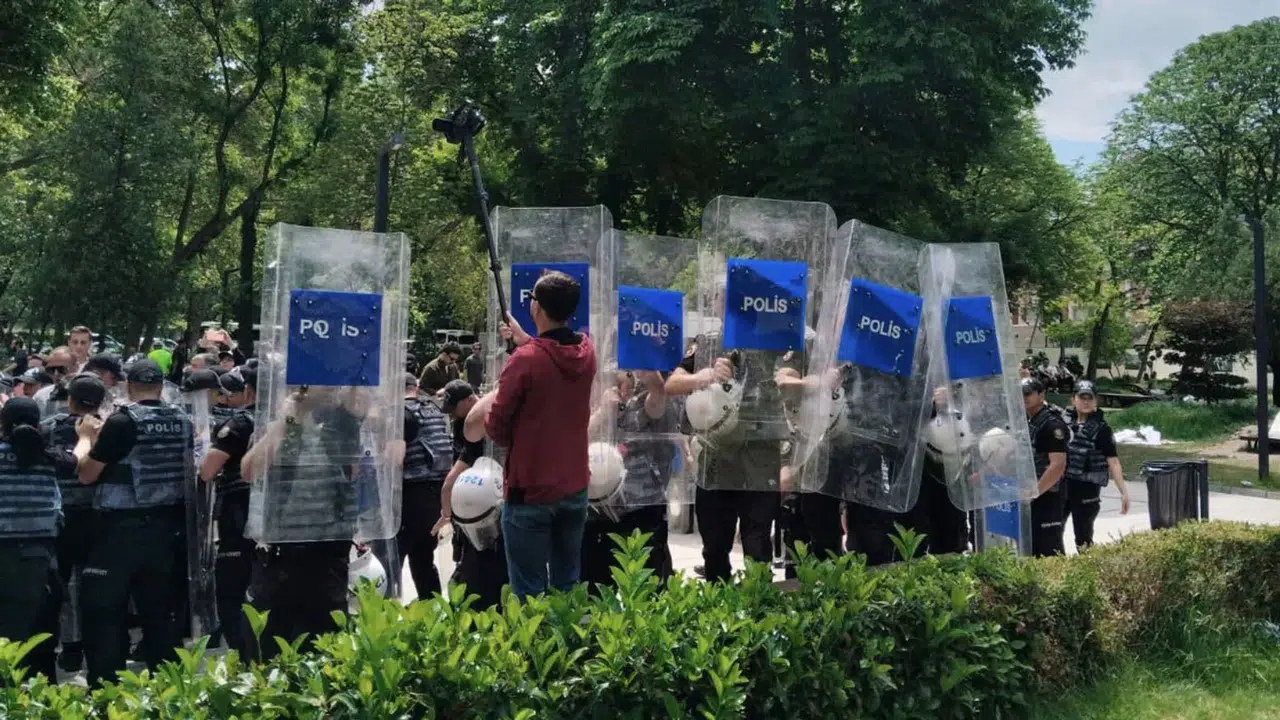 Ankara’da açlık grevi yapan öğretmenlere polis müdahalesi: Ters kelepçeyle gözaltı