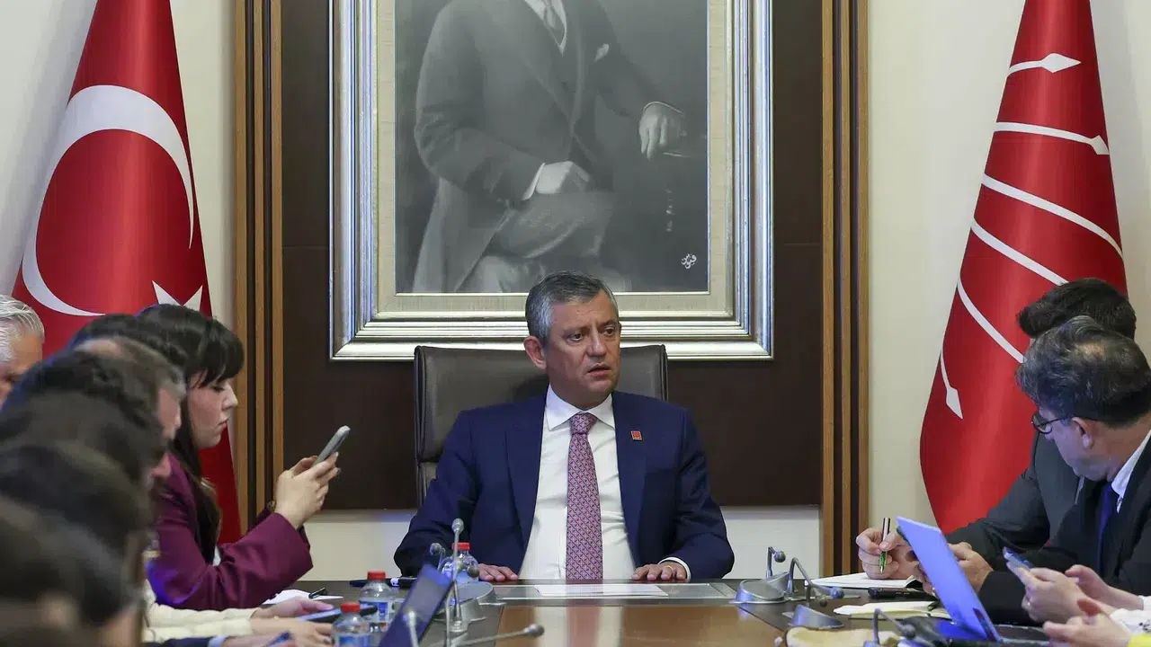 Özgür Özel’den olağanüstü kurultay mesajı: “Bu rüzgârın karşısında kimse duramaz”