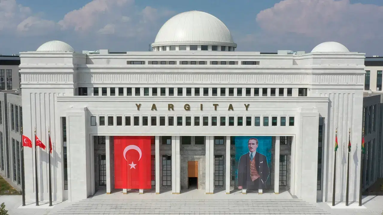 Yargıtay'dan emsal karar: Müşteriye "balım" diyen restoran müdürünün işine tazminatsız son verildi