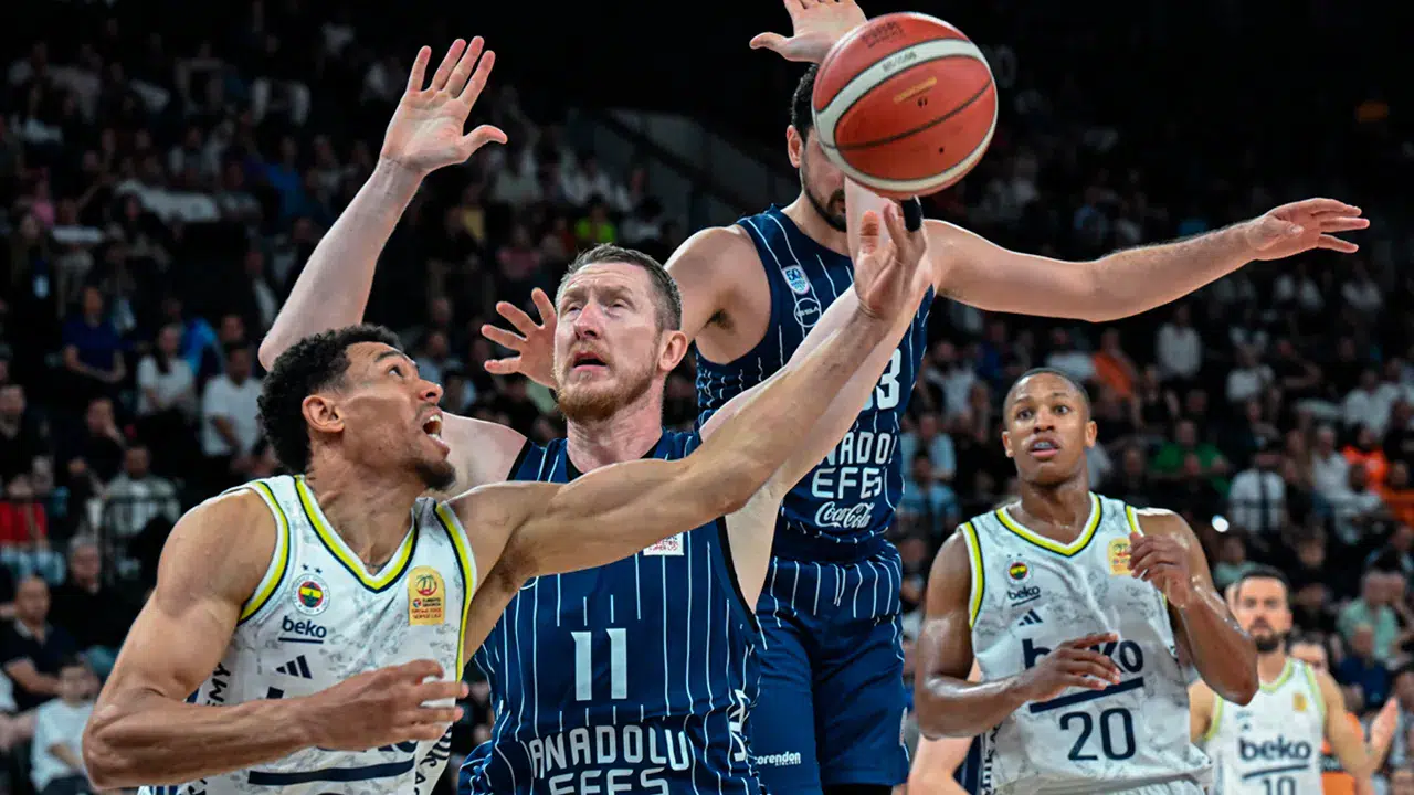 Dev derbide kazanan Anadolu Efes: Hakem kararları maça damga vurdu