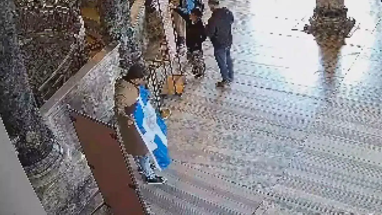 Provokatif eylemin ardından yeni karar: Ayasofya'da bayrak açan turistler serbest bırakıldı