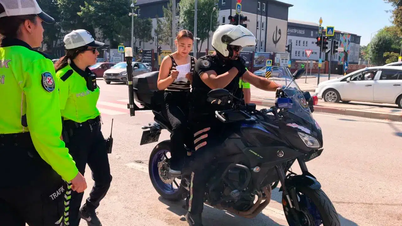 Kimliğini unutan ve yanlış okula giren öğrencilerin imdadına motorize ekipler yetişti