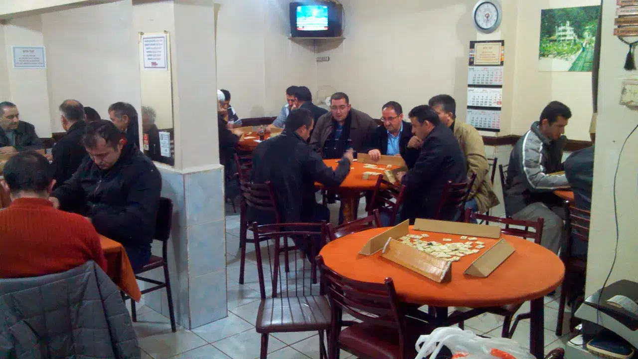 Yargıtay'dan kahvehane müdavimlerine kötü haber: Evi ihmal etmek boşanma ve tazminat sebebi sayıldı